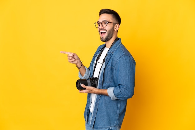 Junger Fotograf über isoliertem Hintergrund