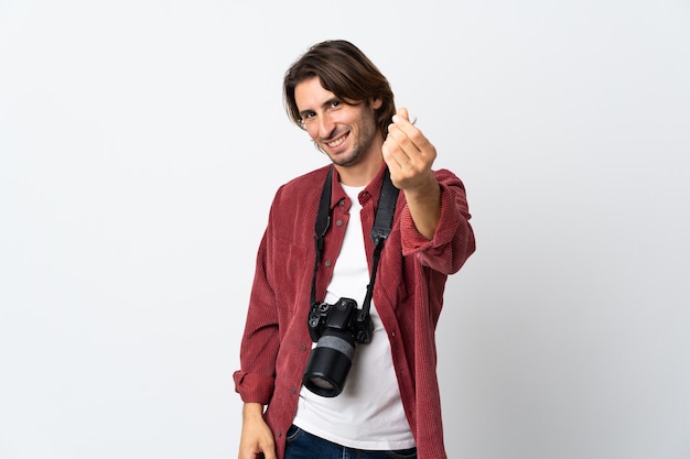 Junger Fotografmann lokalisiert auf weißem Hintergrund, der Geldgeste macht