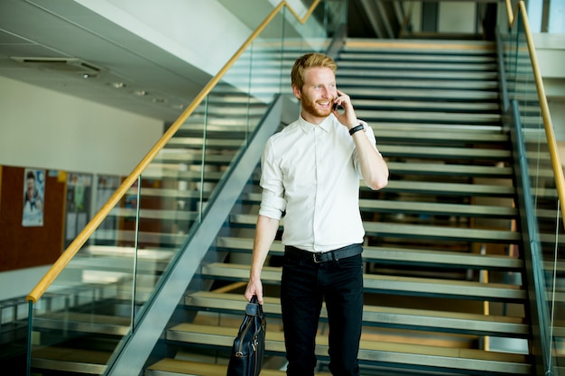 Junger Geschäftsmann auf der Treppe