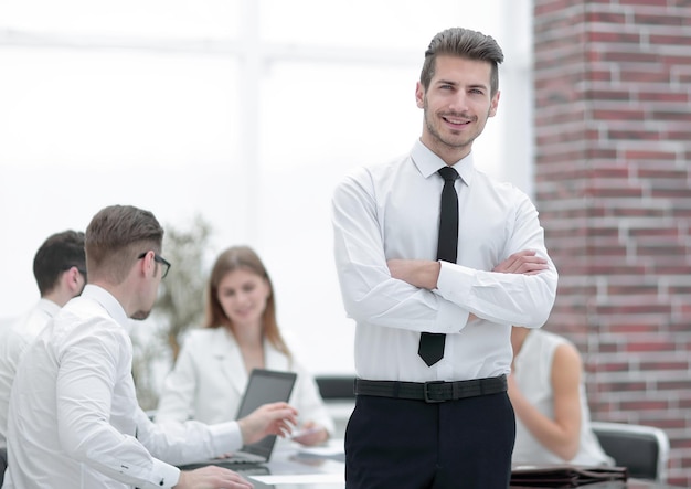 Junger Geschäftsmann, der im modernen Büro steht