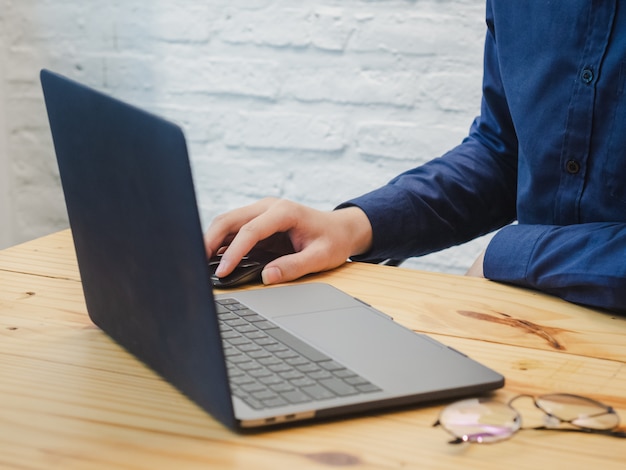 Junger Geschäftsmann, der mit dem labtop im Büro arbeitet. Geschäftskonzept arbeiten.