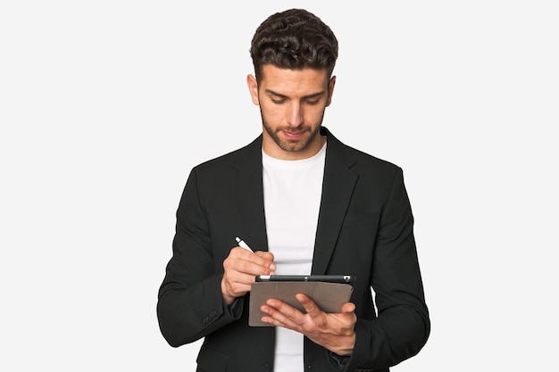 Junger Geschäftsmann, der sich durch seine Arbeit mit einem Tablet mit moderner Technologie auszeichnet