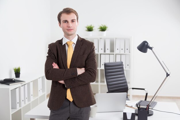 Junger Geschäftsmann im Büro