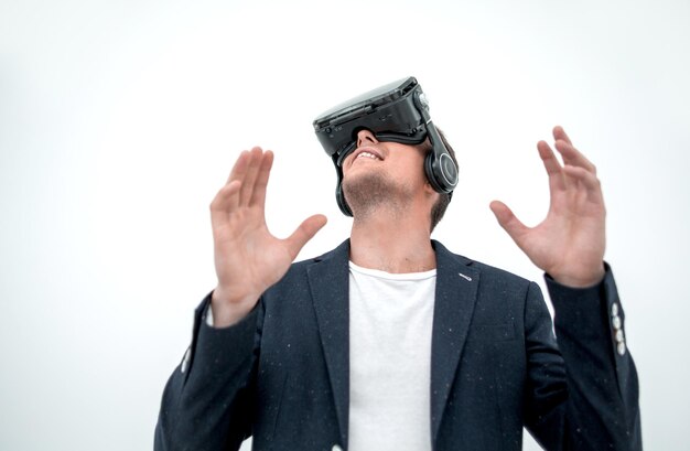 Junger Geschäftsmann in einem Virtual-Reality-Helm hautnah