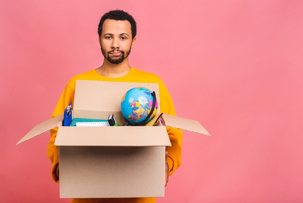 Junger Geschäftsmann oder Arbeitsloser mit Box für den Umzug in ein neues Büro oder für eine freiberufliche Tätigkeit