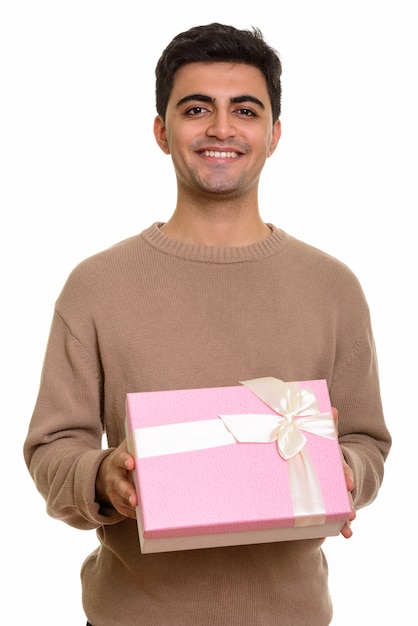 Junger glücklicher Mann, der Geschenkbox bereit für Valentinstag hält