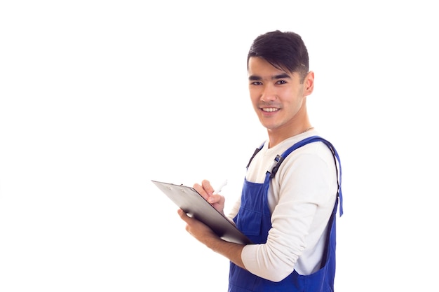 Junger glücklicher Mann mit dunklem Haar in weißem Hemd und blauer Gesamtschrift in schwarzem Ordner