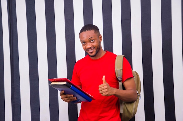 Junger gutaussehender afrikanischer Mann, der sein Buch studiert