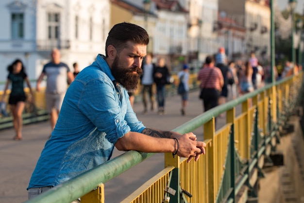 Junger gutaussehender bärtiger Hipster-Mann in der Stadt