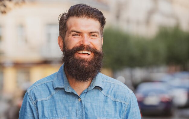 Junger gutaussehender bärtiger Hipster-Mann in der Stadt