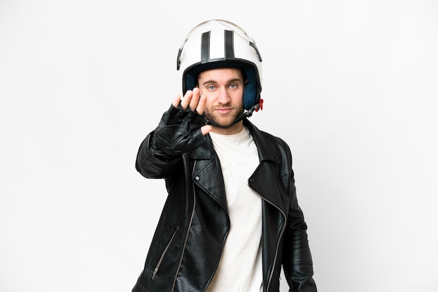 Junger gutaussehender blonder Mann mit Motorradhelm vor isoliertem weißem Hintergrund, der Stoppgeste macht