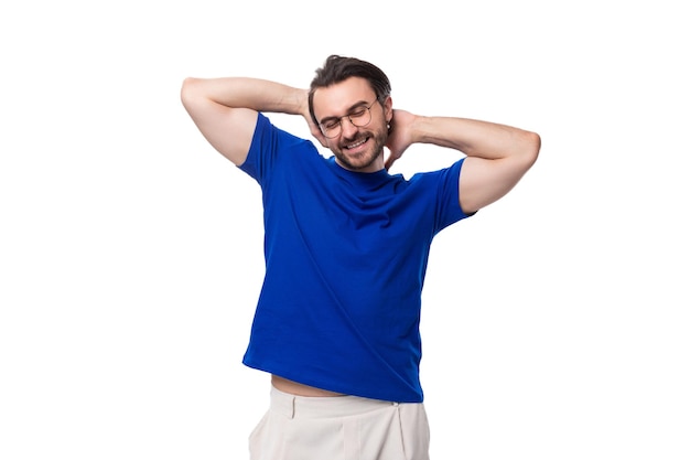Junger gutaussehender brünetter Mann mit Bart in blauem T-Shirt mit Identitätsmockup