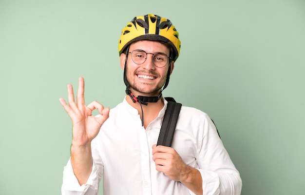 Junger gutaussehender Geschäftsmann isoliert mit Fahrradhelm