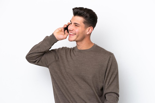 Junger gutaussehender kaukasischer Mann isoliert auf weißem Hintergrund, der ein Gespräch mit dem Mobiltelefon führt