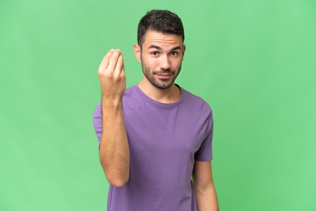 Junger gutaussehender kaukasischer Mann mit isoliertem Hintergrund, der eine italienische Geste macht