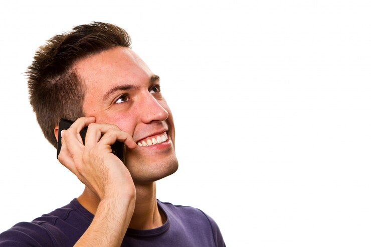 Foto junger gutaussehender mann am telefon