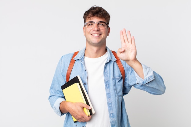 Junger gutaussehender Mann, der freundlich lächelt und aussieht und Nummer vier zeigt. Konzept für Universitätsstudenten