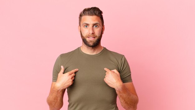 Foto junger gutaussehender mann, der sich glücklich fühlt und mit einem aufgeregten auf sich selbst zeigt