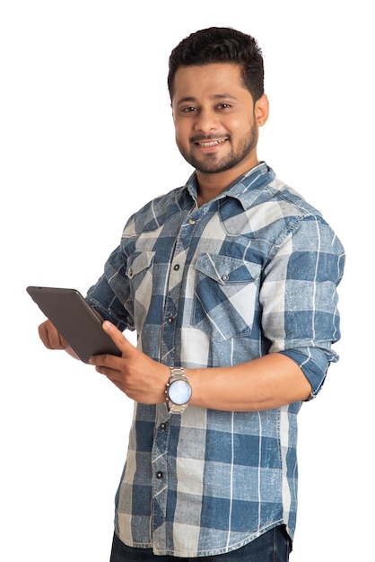 Junger gutaussehender Mann, der Smartphone oder Handy oder Tablet-Telefon auf weißem Hintergrund hält und verwendet