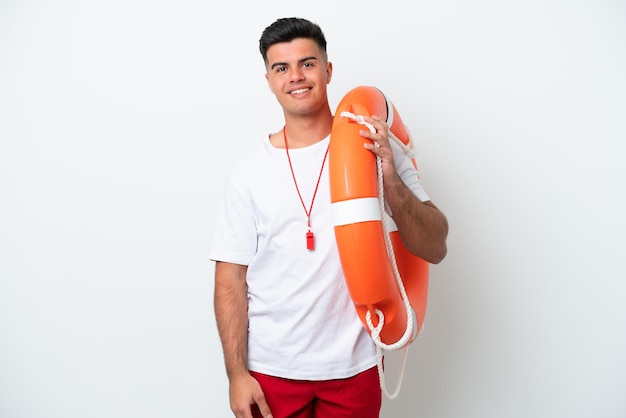 Foto junger gutaussehender mann lokalisiert auf weißem hintergrund mit rettungsschwimmerausrüstung und lächelt viel