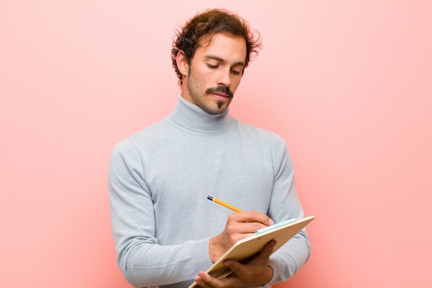 Junger gutaussehender Mann mit einem Blatt Papier