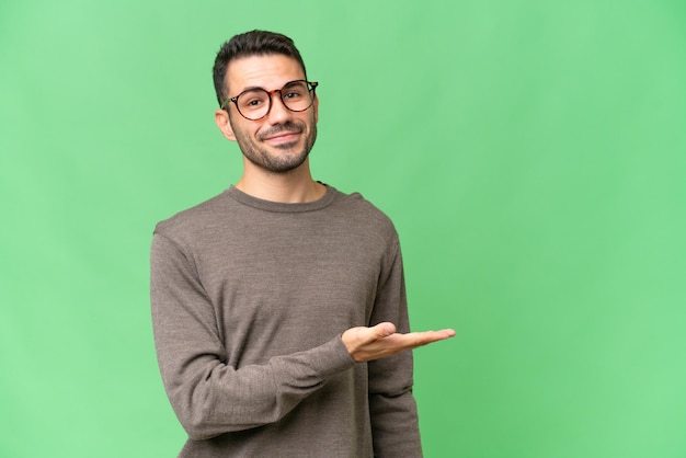 Junger gutaussehender Mann vor isoliertem Hintergrund