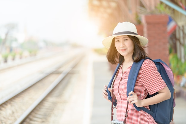 Junger Hippie-Reisender mit Rucksack