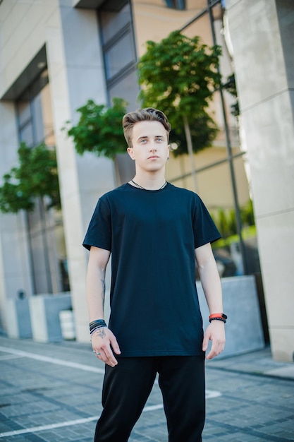 Junger Hipster im schwarzen T-Shirt Platz für ein Logo