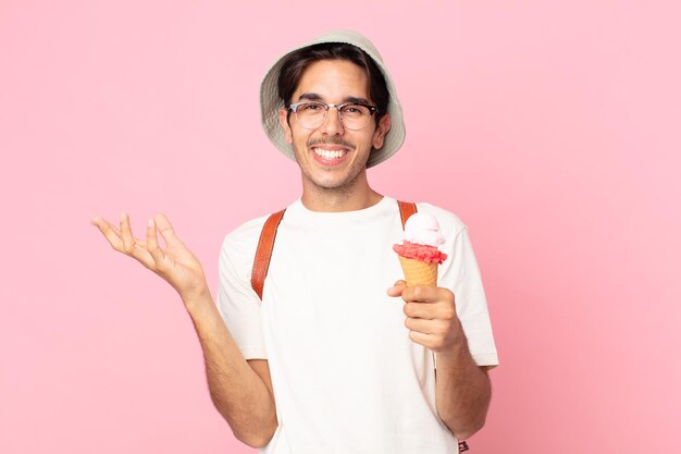 Junger hispanischer Mann, der sich glücklich fühlt, überrascht, eine Lösung oder Idee zu erkennen und ein Eis zu halten