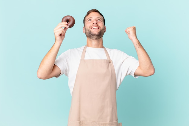 Junger hübscher Bäcker mit einem Donut