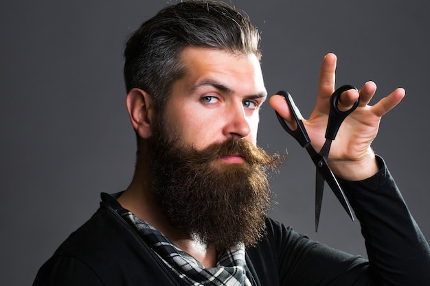 Foto junger hübscher bärtiger mann mit dem langen bartschnurrbart