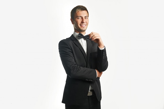 Junger hübscher Geschäftsmann im schwarzen Anzug
