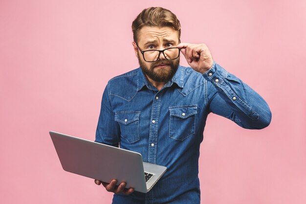 Foto junger hübscher mann, der laptop hält