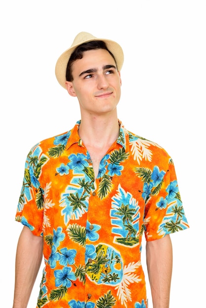 junger hübscher Touristenmann mit Hawaiihemd bereit für Urlaub lokalisiert auf Weiß