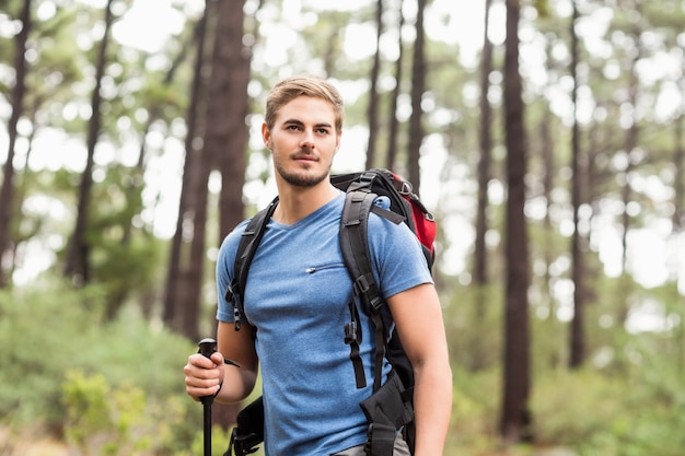 Junger hübscher Wanderer, der weg schaut