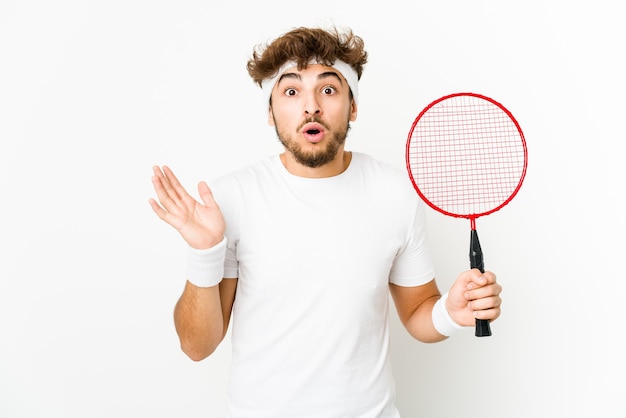 Junger Inder, der Badminton spielt, überrascht und schockiert.