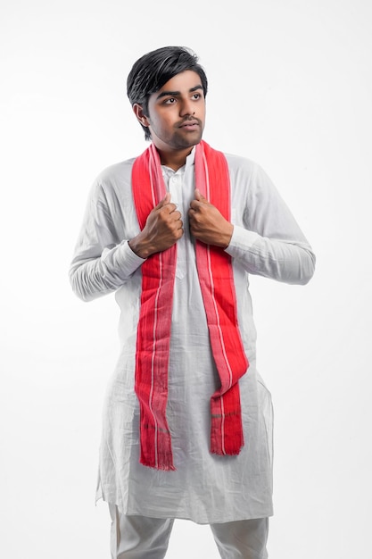 Junger indischer Bauer, der Ausdruck auf weißem Hintergrund gibt.