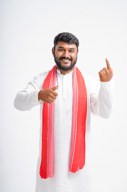 Junger indischer Bauer, der Finger zeigt, nachdem er in Indien gewählt hat