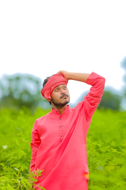 Junger indischer Bauer in traditioneller Kleidung auf dem Feld