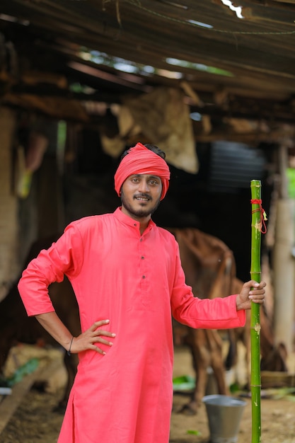 Junger indischer Bauer in traditioneller Tracht