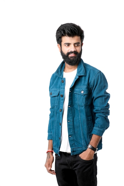 Junger indischer Mann trägt Jacke und gibt Ausdruck auf weißem Hintergrund