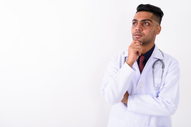 Junger indischer Mannarzt auf Weiß