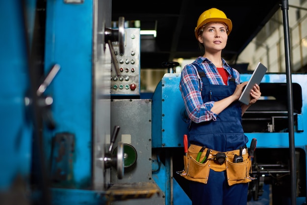 Junger Ingenieur in Arbeit eingewickelt