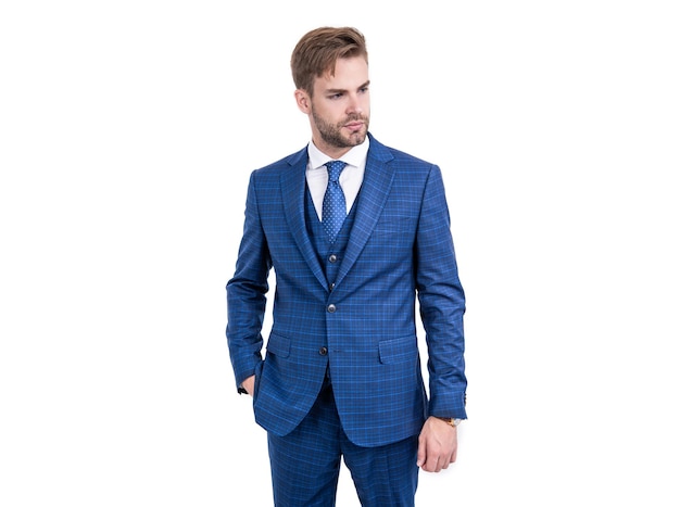 Junger Ingenieur trägt modischen blauen Anzug mit Krawatte in formeller Geschäftskleidung, isoliert auf weiß, Mode.