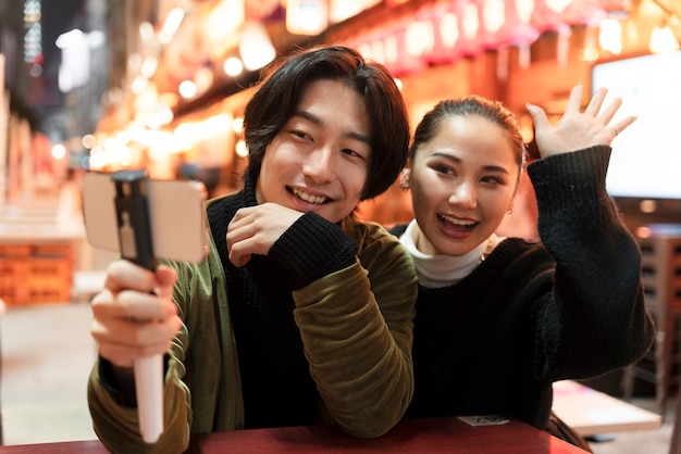 Foto junger japanischer influencer, der vlog aufnimmt