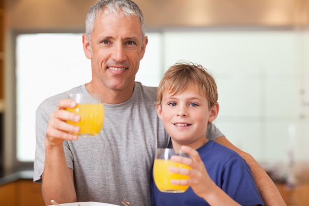 Junger Junge und sein Vater, die frühstücken