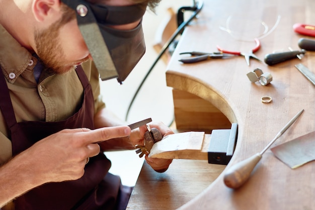 Junger Juwelier, der Ring macht