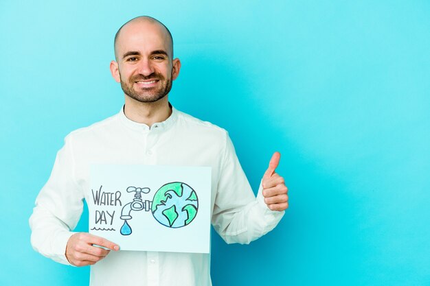 Junger kaukasischer kahler Mann, der Weltwassertag lokalisiert auf blauem Hintergrund feiert