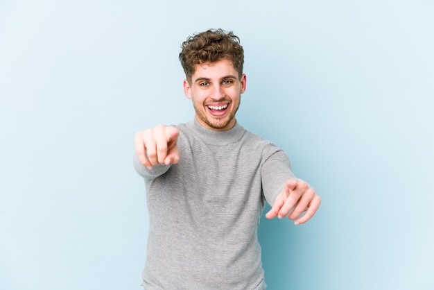 Junger kaukasischer Mann auf einer blauen Wand