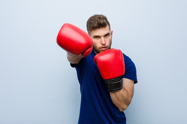 Junger kaukasischer Mann, der Boxhandschuhe trägt